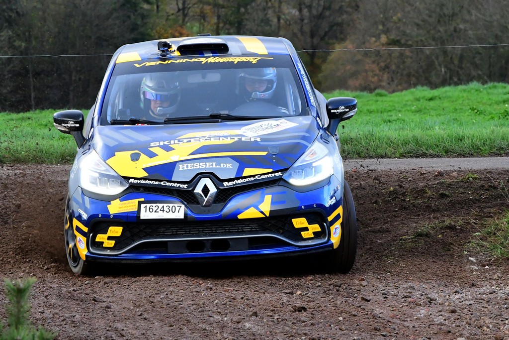 Rallyprøverne blev kørt på både asfaltveje og grusveje. De sidstnævnte blev på grund af regn mudrede og meget udfordrende.
(Foto: specialpressen@gmail.com)